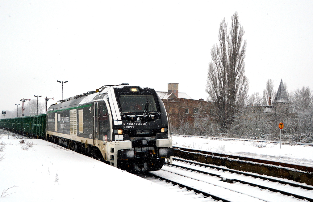 Stadler Eurodual im Elstertal. RCM (STARK) 159 213 mit einem G�terzug von Gera nach Papenburg (Ems), am 24.01.2021 in Zeitz Pbf.