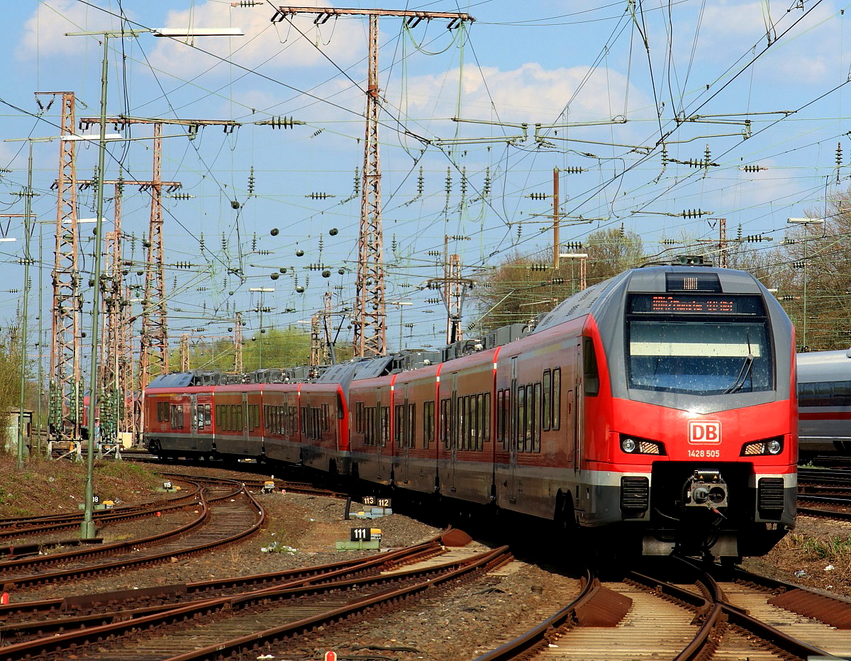 Stadler Flirt im Ruhrpott: 1 428 505 der DB hat am 15.04.2015 Essen Hbf. erreicht.