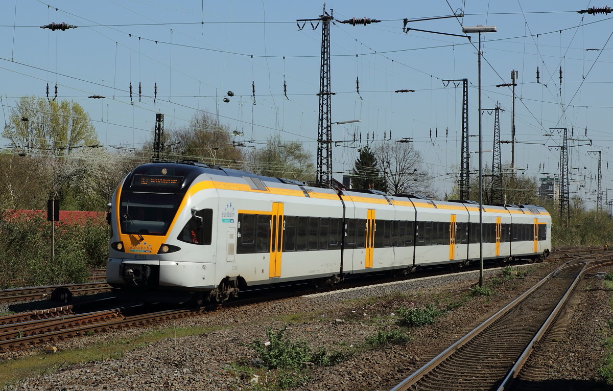 Stadler Flirt im Ruhrpott: Die Eurobahn betreibt die Linien RE 3 (Hamm - Gelsenkirchen - Dsseldorf) und RE 13 (Hamm - Wuppertal - Dsseldorf - Venlo/Niederlande) mit vier- und fnfteiligen Flirt. Am 15.04.2015 fhrt ET 7.03 als RE 3 in Wanne-Eickel ein.