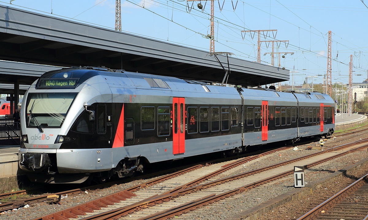 Stadler Flirt im Ruhrpott: Neben den DB-Flirt 3 kommen auch die Abelio-Flirt als RB 40 aus Hagen nach Essen, am 15.04.2015 wartet ET 23 2109 auf Fahrgste. 