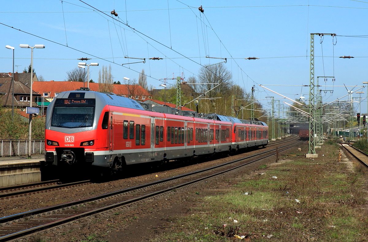 Stadler Flirt im Ruhrpott: Von Mnster kommend erreicht eine Flirt 3-Doppeltraktion der DB mit dem fhrenden 1 428 505 am 15.04.2015 Recklinghausen Hbf.