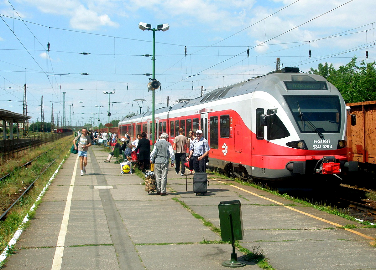 Stadler Flirt in Ungarn: 5341 025-4 von Budapest nach Eger am 13.06.2011 in Fzesabony