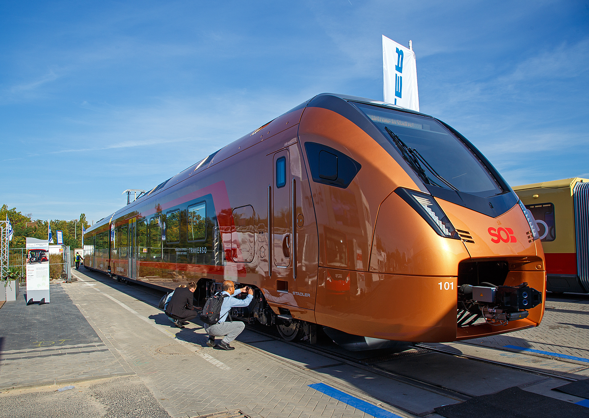 Stadler prsentierte auf der InnoTrans 2018 (hier 18.09.2018) in Berlin den neuen fr die SOB (Sdostbahn) bestimmten 8-teiligen elektrischen Stadler FLIRT 3 – Traverso (94 85 7 526 101-1 CH-SOB / 201-9).

Die Traverso FLIRT 3 Triebzge sind fr den Voralpen-Express und fr den Treno Gottardo (Fernverkehr auf der Gotthard-Bergstrecke) vorgesehen, ab Dezember 2021 folg dann noch die Aare Linth (Bern–Zrich–Chur).

Die Schweizerische Sdostbahn (SOB) hat bei Stadler 34 dieser neuen 8-teilige bzw. 4-teilige Triebzge bestellt. Fr den Intercityverkehr wurde der Traverso mit dem Intercity Frontdesign versehen. Die neuen Traverso weisen FLIRT-typische positive Merkmale auf: Stufenlose Eingnge, eine grozgige, bersichtliche Innenraumgestaltung, groe Mehrzweckflchen in den Eingangsbereichen und Wagenkasten in Aluminium-Leichtbauweise, was zu deutlich tieferem Energieverbrauch und somit auch wesentlich tieferen Energiekosten fhrt. Besonderes Augenmerk wurde auf die innovative Fahrwerkstechnik gelegt, die fr verschleiarmen Betrieb auf dem kurvenreichen Streckennetz der SOB sorgt. Die Formgebung der Deckenelemente fhren im Zusammenspiel mit dem Beleuchtungskonzept zu einer auergewhnlich hochwertigen Erscheinung des Interieurs.

Die Bedrfnisse der unterschiedlichen Benutzergruppen Pendler, Touristen und Wochenendausflgler, wurden bei der Entwicklung bercksichtigt: Pendler finden Raum, wo sie in Ruhe arbeiten knnen. Touristen und Wochenendausflgler genieen die fantastische Aussicht aus den Panoramafenstern, knnen Skier und Fahrrder deponieren und sich in den zwei Cateringzonen verpflegen. Fr Familien steht ein eigener Familienbereich zur Verfgung.

Die Traverso FLIRT 3 besitzen automatische Kupplungen  und verfgen ber eine Vielfachsteuerung mit 3 Zgen. Sie haben luftgefederte Trieb- und Laufdrehgestelle. Die Triebzge haben einen passagierfreundlichen Innenraum mit individueller Gestaltungsmglichkeit und voll Durchgngigkeit des Passagierraums. Sie besitzen 8 Einstiegstren bei den 8-teiligen Fahrzeugen bzw. 4 Einstiegtren beim 4-teiligen Zug pro Seite fr schnellen Fahrgastwechsel.

TECHNISCHE DATEN der 8-Teiler, (in Klammern der 4-Teiler):
Spurweite: 	1.435 mm (Normalspur)
Achsanordnung: Bo'2'2'2Bo' + Bo'2'2'2 Bo'   /   (Bo'2'2'2 Bo')
Lnge ber Kupplung: 150.200 mm   /   (77.100 mm)
Fahrzeugbreite: 2.820 mm 
Fahrzeughhe: 4.120 mm 
Achsabstand im Drehgestell: 2.700 mm 
Triebraddurchmesser, neu:  870 mm 
Laufraddurchmesser, neu: 760 mm 
Fubodenhhe Niederflur am Einstieg: 600 mm 
Fubodenhhe Hochflur: 1.145 mm 
Einstiegbreite: 1.300 mm
Dauerleistung am Rad: 4.000 kW   /   (2.000 kW)
Max Leistung am Rad: 5.200 kW   /   (2.600 kW)
Anfahrzugskraft bis 47km/h: 400 kN   /   (200 kN)
Anfahrbeschleunigung: 1,1 m/s 
Hchstgeschwindigkeit:160 km/h
Sitzpltze: 359   /   (197)
Klappsitze: 21   /   (10)
Stehpltze bei 4 Pers./m: 485   /   (225)
Speisespannung: 15 kV AC, 16.7 Hz
