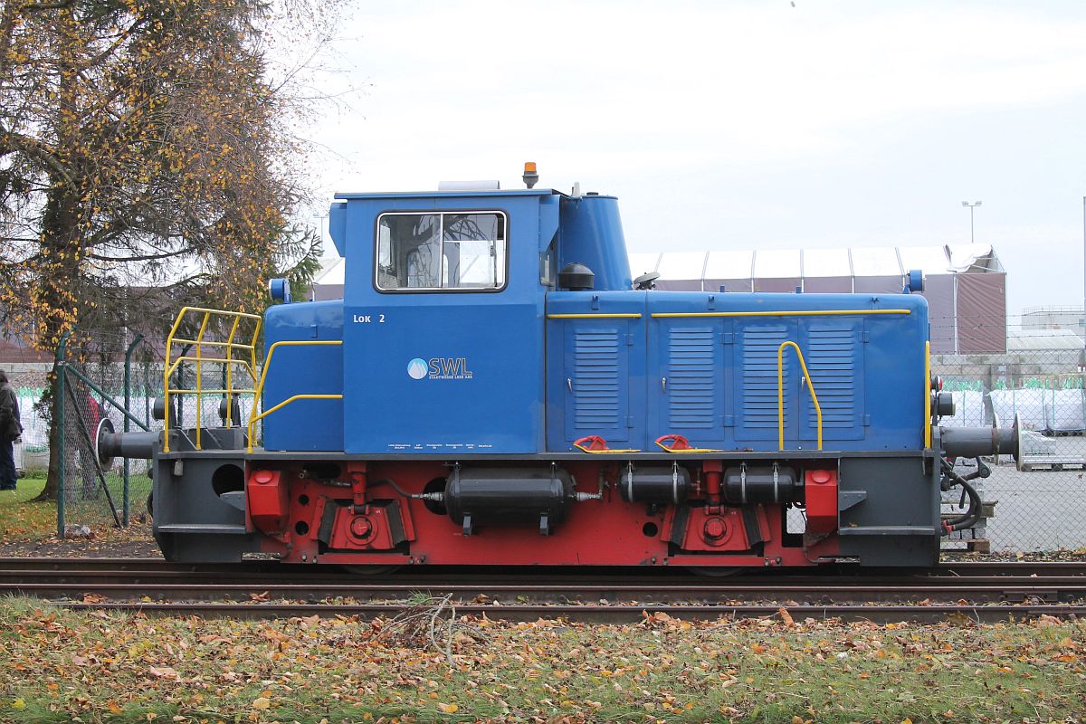 Stadtwerke Leer Lok 2 (Schöma CFL 200 DCLR,Fabriknummer 4442/1981) am Lokschuppen der Hafenbahn Leer 6.11.2021