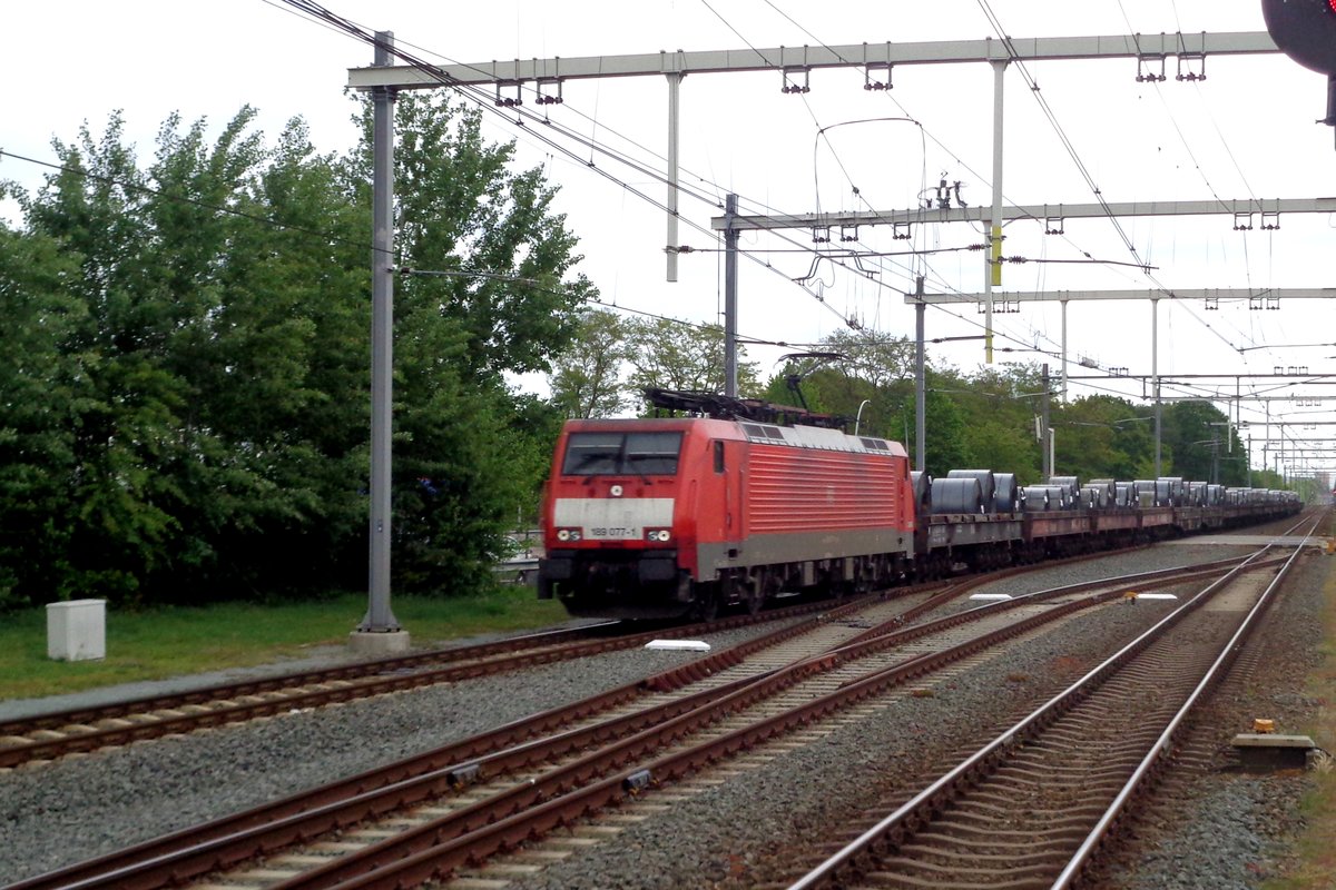 Stahlzug mit 189 077 durchfahrt Wijchen am 3 Mai 2019.