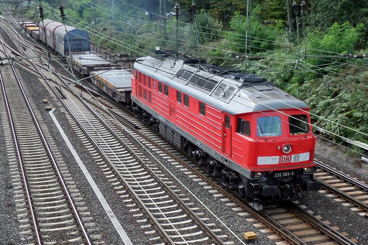 Stahlzug mit 232 583 passiert solo Duisburgs Universität am 16 September 2016.