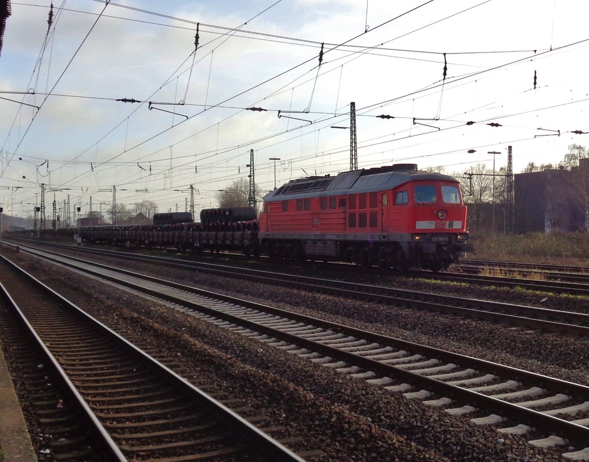 Stahlzug mit 232 583 passiert Oberhausen Osterfeld Süd am 28 Dezember 2017. 