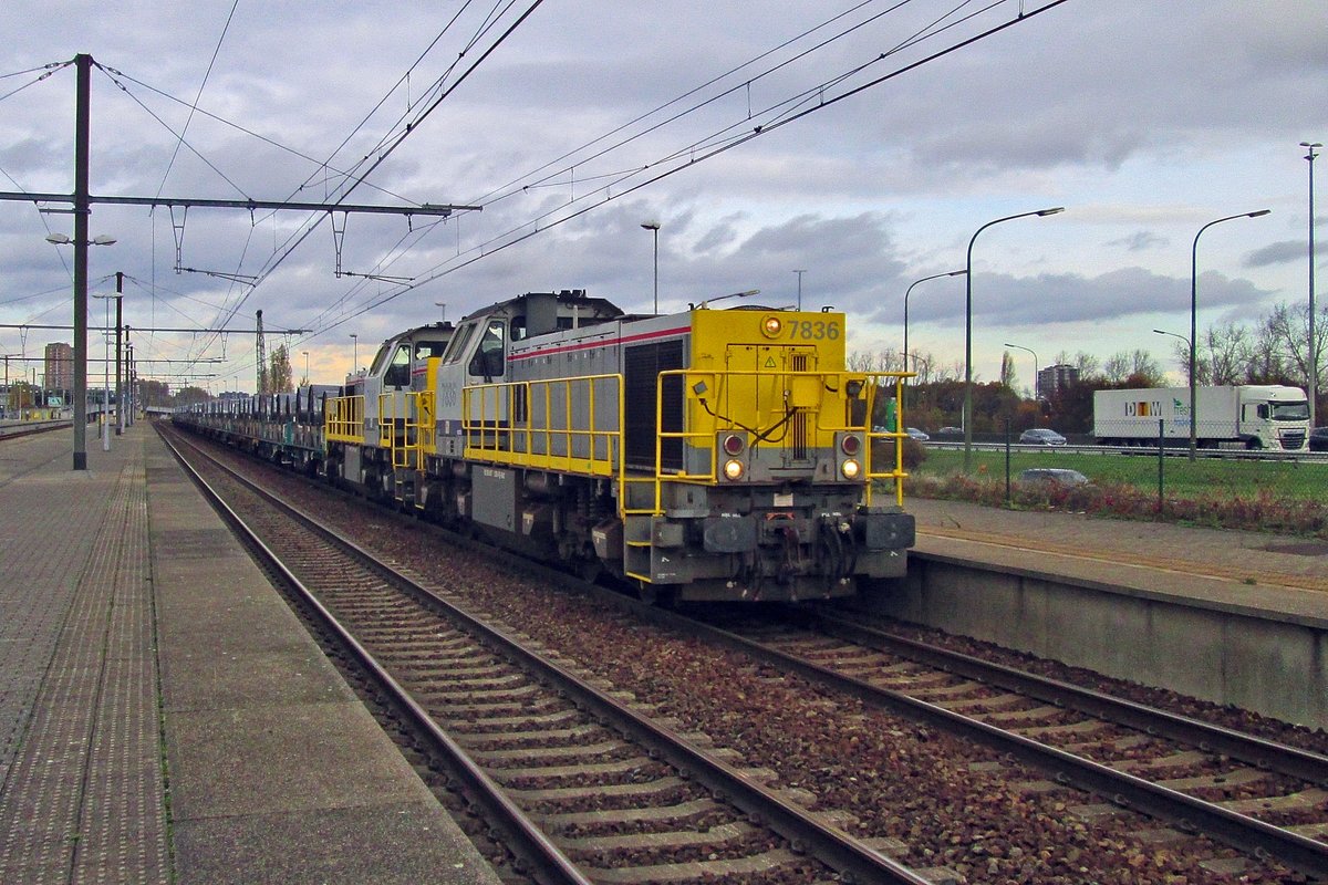 Stahlzug mit 7836 durchfahrt Antwerpen-Luchtbal am 21 Mai 2014.