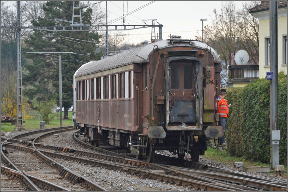 Stark gelitten hat Nr. 2741 D, ist aber zur Wiederaufarbeitung bei Swisstrain vorgesehen. Der Wagen war in den 80ern Vorbild eines Wagens aus dem Märklin Spur Z Orient Express. Sulgen, April 2014.