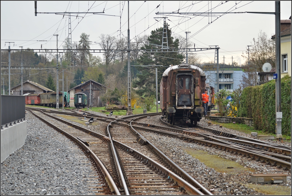 Stark gelitten hat Nr. 2741 D, ist aber zur Wiederaufarbeitung bei Swisstrain vorgesehen. Der Wagen war in den 80ern Vorbild eines Wagens aus dem Märklin Spur Z Orient Express. Sulgen, April 2014.