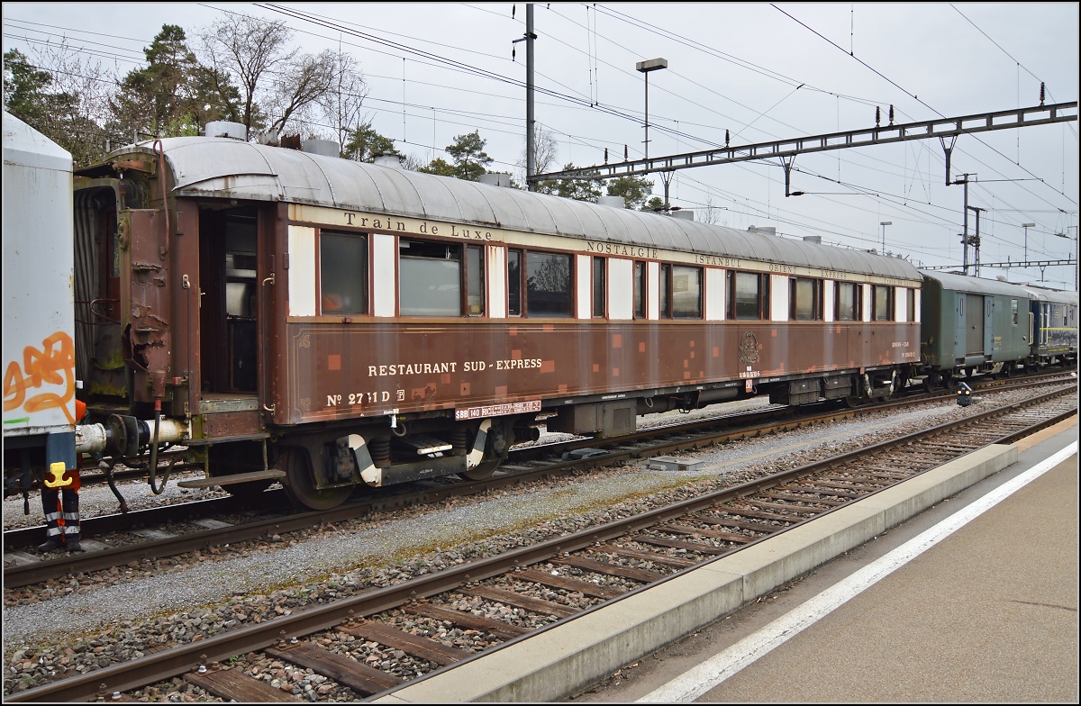 Stark gelitten hat Nr. 2741 D, ist aber zur Wiederaufarbeitung bei Swisstrain vorgesehen. Der Wagen war in den 80ern Vorbild eines Wagens aus dem Märklin Spur Z Orient Express. Sulgen, April 2014.
