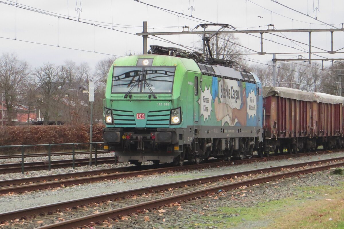 Starke cargo 193 368 treft am grauen 3 Februari 2023 mit ein aus 35 DBCPL Eaos-Wagen bestehender Ganzzug in Oss ein. Das Bild wurde vom offenltlicher Parkplatz gemacht.