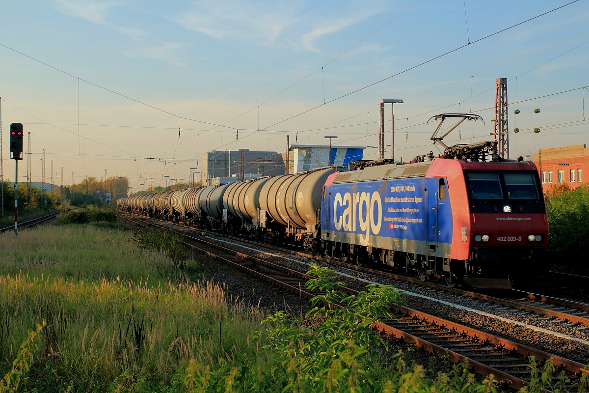  Starke Maschine sucht starke Typen  - mit diesem Spruch auf der 482 009-8 sucht die SBB Lokführer, auch wenn die Lok am 18.10.2017 recht fern von ihrer Heimat auf der Güterstrecke Duisburg-Wedau - Troisdorf in Hilden (Rheinland) unterwegs ist.  