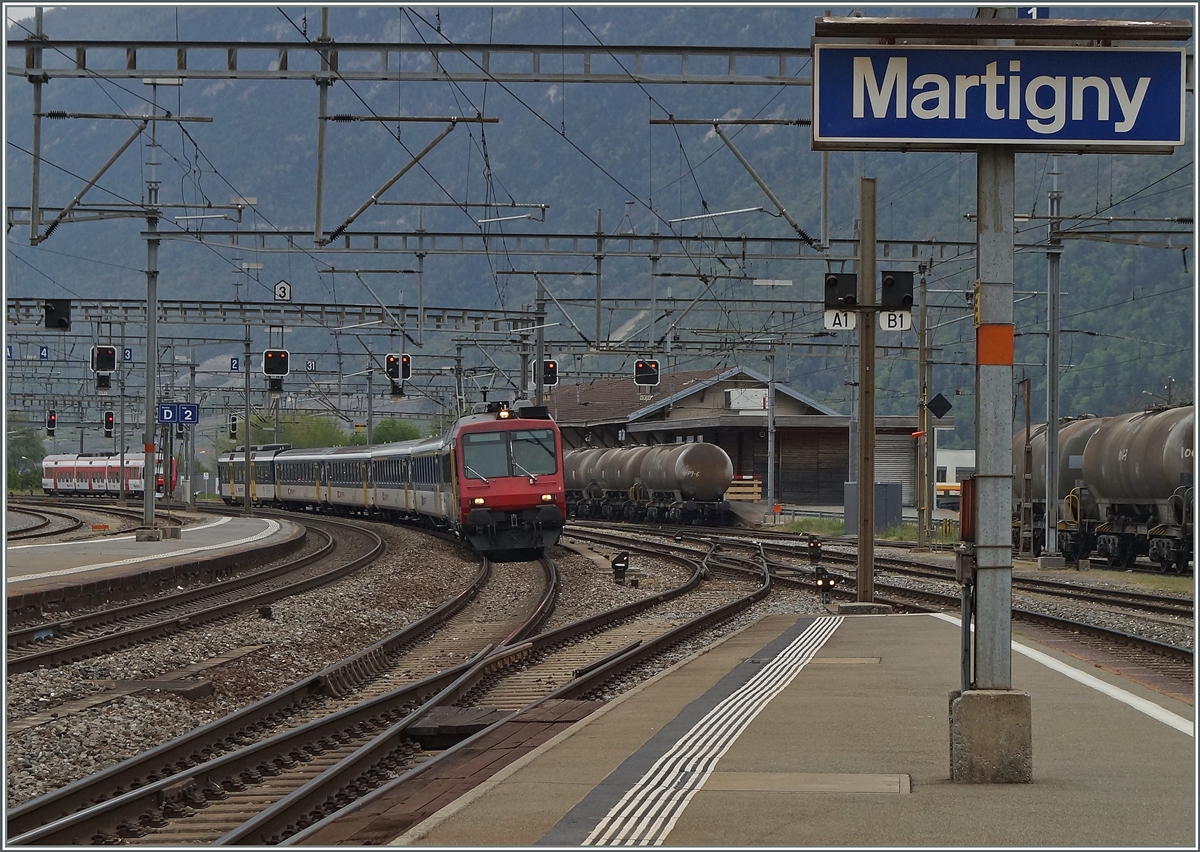 Statt einer Re 460 mit Komposition erreicht ein NPZ als IR nach Genève Martigny.
18. April 2014