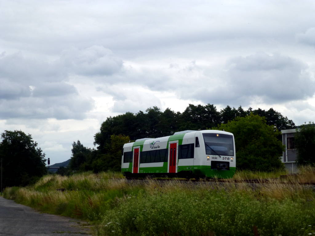 STB 101 ist als RB nach Erfurt unterwegs, hier hat der kurze Zug gerade Grimmenthal verlassen und ist auf dem Weg nach Rohr.