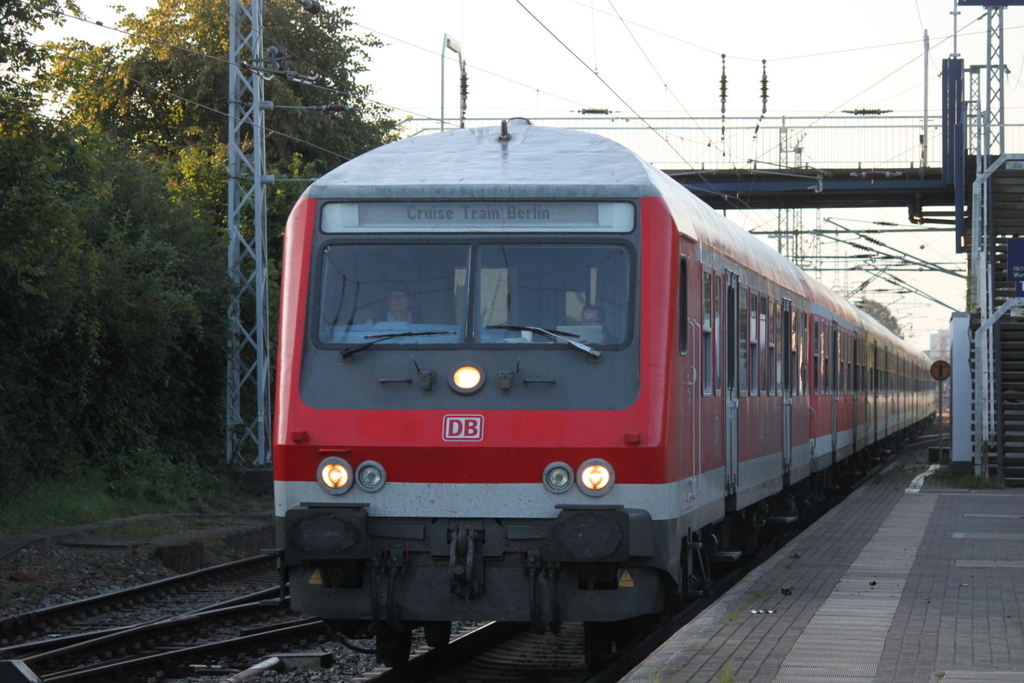 Steuerwagen der Bauart Wittenberge(Basis:y-Wagen/Halberstädter)als Kreuzfahrer-Leerzug 70111 von Rostock Hbf nach Warnemünde bei der Durchfahrt um 07:09 Uhr im Haltepunkt Rostock-Bramow.03.09.2017