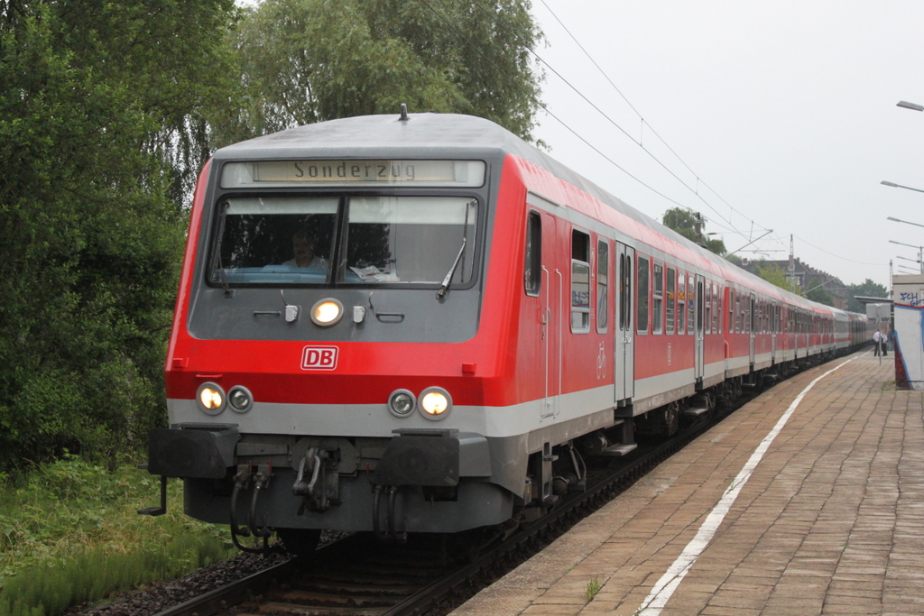 Steuerwagen der Bauart Wittenberge(Basis:y-Wagen/Halberstdter)als Kreuzfahrer-Leerzug von Rostock Hbf nach Warnemnde bei der Durchfahrt im Haltepunkt Rostock-Holbeinplatz.17.06.2016