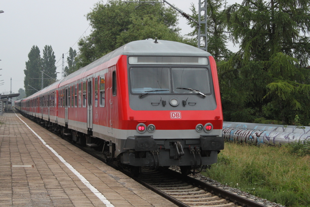 Steuerwagen der Bauart Wittenberge(Basis:y-Wagen/Halberstdter)als Kreuzfahrer RE 13290 von Warnemnde nach Berlin-Ostbahnhof bei der Durchfahrt im Haltepunkt Rostock-Holbeinplatz.17.06.2016