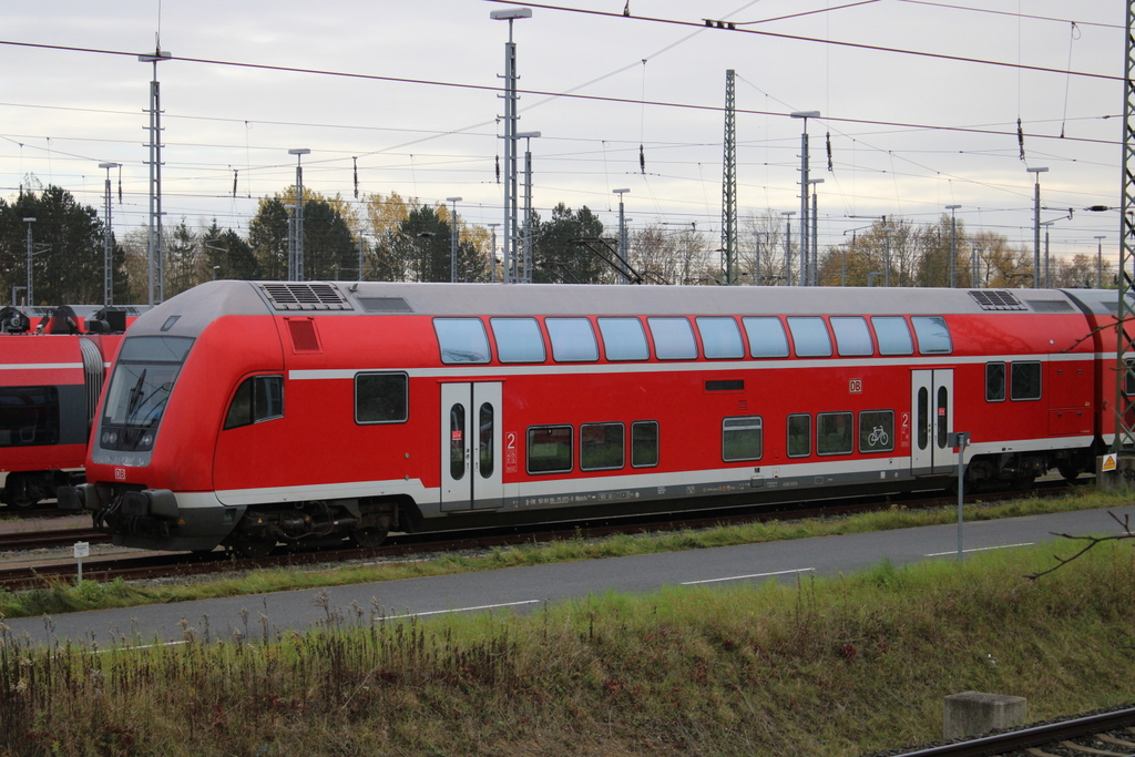 Steuerwagen D-DB 50 80 86-073-6 DBpbzfa stand am Mittag des 06.11.2022 im Bw Rostock Hbf.