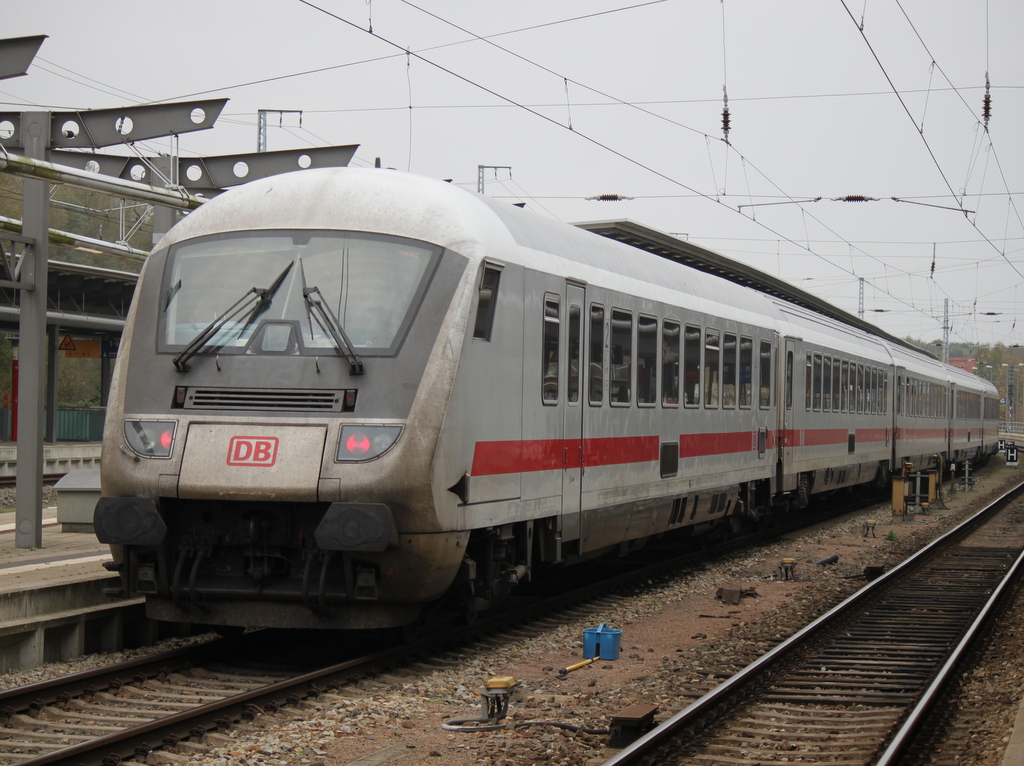 Steuerwagen(Bpmbdzf)als IC 2213 von Koblenz Hbf nach Ostseebad Binz stand am 24.10.2014 im Rostocker Hbf.