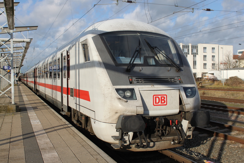 Steuerwagen(Bpmbdzf)als IC 2213 von Ostseebad Binz nach Stuttgart Hbf kurz nach der Ankunft im Rostocker Hbf.23.12.2015