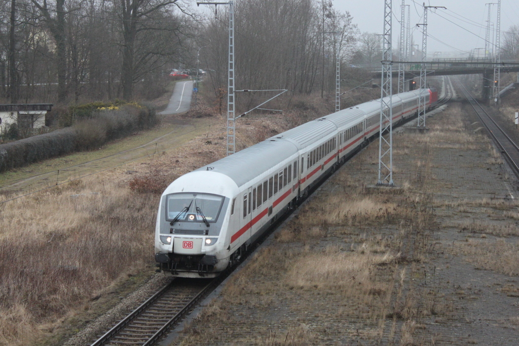 Steuerwagen(Bpmbdzf)als IC 2377 von Ostseebad Binz nach Karlsruhe Hbf bei der Durchfahrt am 17.02.2017 im Haltepunkt Rostock-Kassebohm