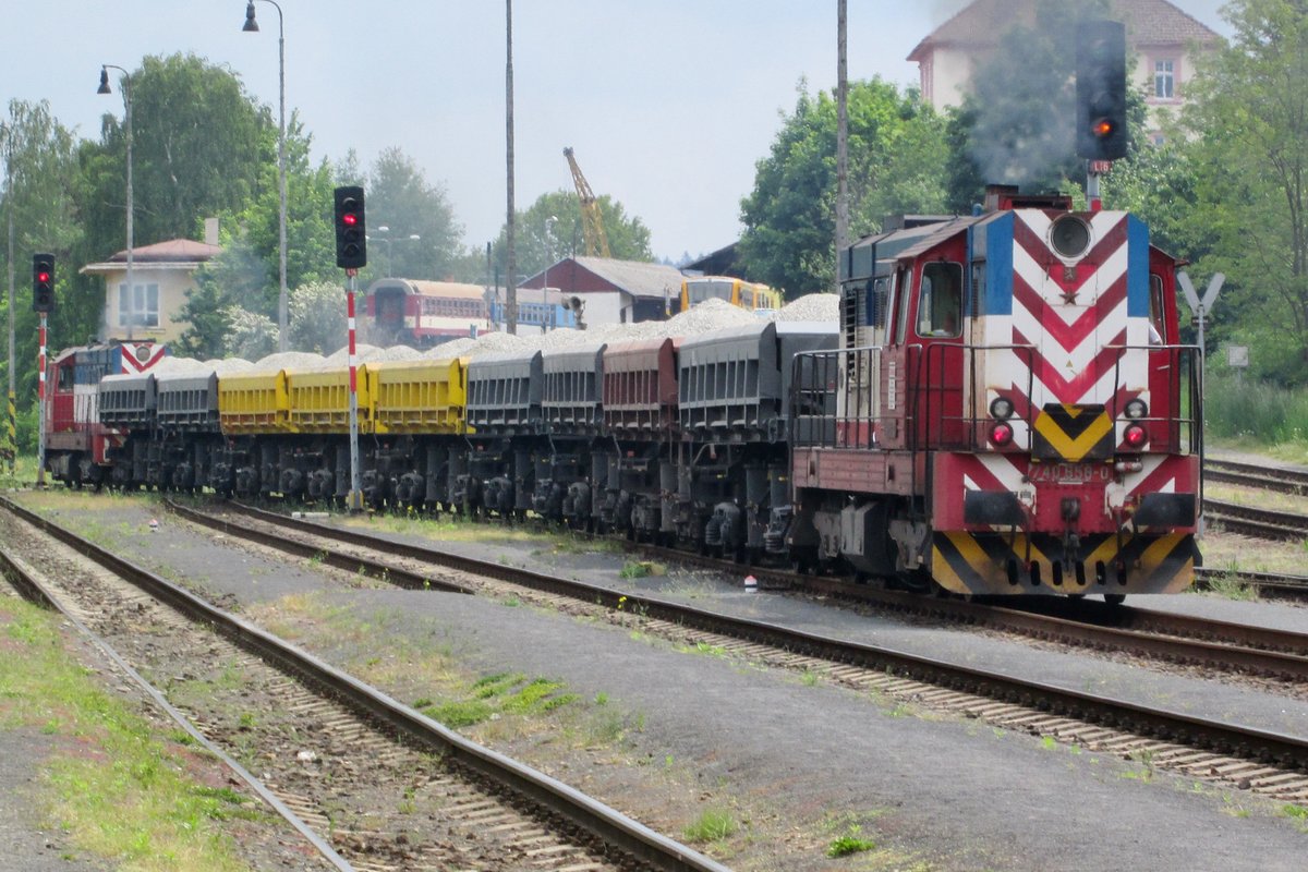 STraBag 740 858 schiebt ein Schötterzug aus Rakovnik aus am 25 Mai 2015.