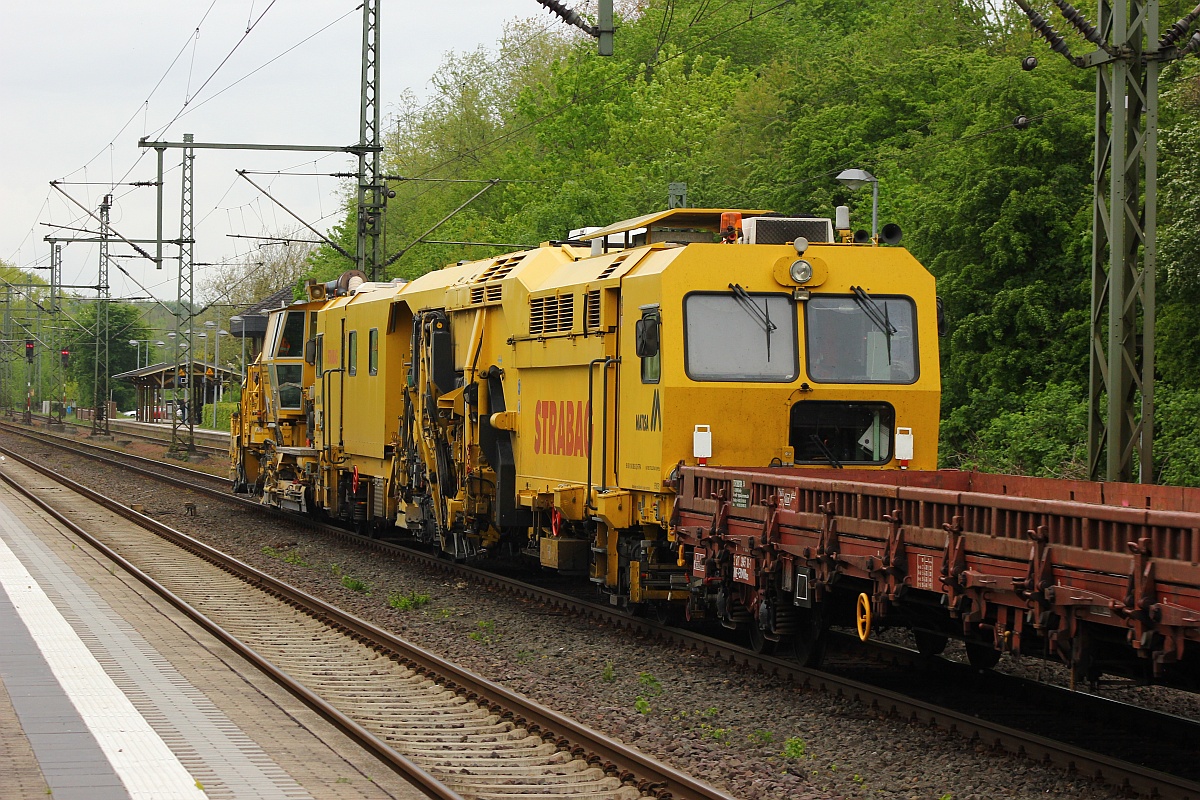 STRABAG 9980 9124 002-3 Matisa B 66 UC Stopfmaschine und eine SSP110SW am Ende eines kleinen Bauzuges gezogen von BBL 11(1203 157-3). Schleswig 20.05.2015