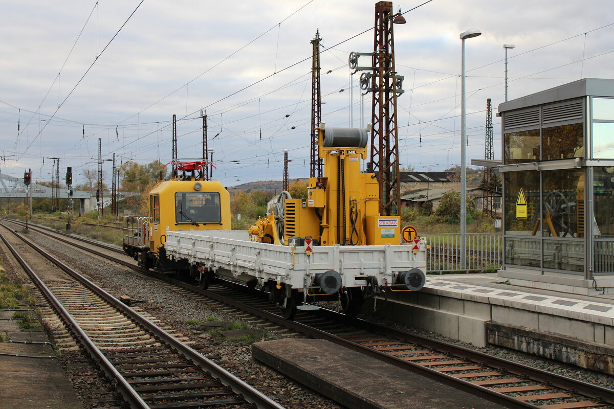 STRABAG GAF 100 R/H (99 80 9436 014-1) mit einem Flachwagen Richtung Bad K�sen, am 12.11.2023 in Naumburg (S) Hbf.