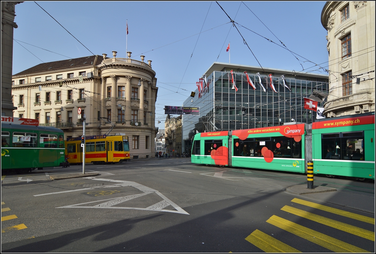 Straßenbahn Basel. Viel Verkehr an den Haltestellen Bankverein. Februar 2014.