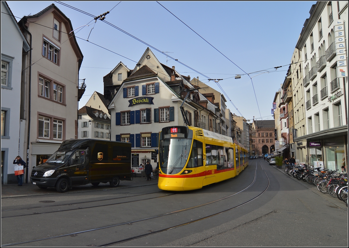 Straßenbahn Basel. Wie da Kinn eines Bodybuilders nach dem Einsatz von Hormonen zeigt sich die Front des neuen Tango. Februar 2014.