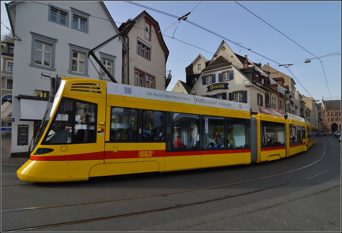 Straßenbahn Basel. Wie da Kinn eines Bodybuilders nach dem Einsatz von Hormonen zeigt sich die Front des neuen Tango. Februar 2014.