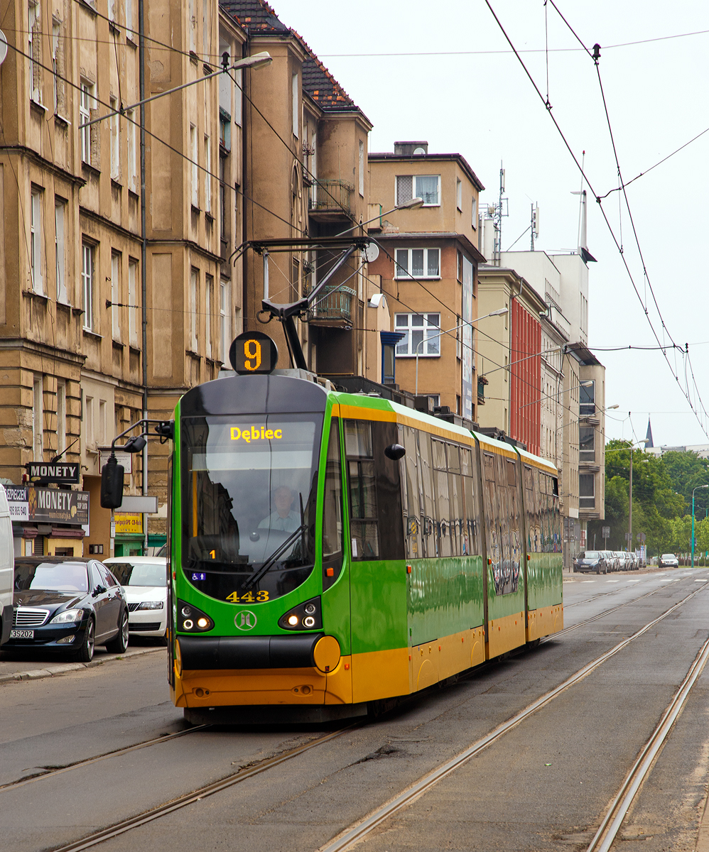 Straenbahn Posen / Miejskie Przedsiębiorstwo Komunikacyjne w Poznaniu Sp. z o.o. (MPK Poznań Sp. z o.o.): Modertrans Moderus Beta MF 20 AC, MPK Triebwagen 443 (Baujahr 2016) am 24.06.2017 kurz vor der Haltestelle Św. Czesława in Poznań (Posen).

Die Modertrans Moderus Beta MF 20 AC sind dreiteilige Einrichtungs-Treibwagen mit 8 angetriebenen Achsen. Der Mittelteil ist als Snfte ein gehangen, im diesen ist der Niederflurbereich. An der in Fahrtrichtung rechten Seite sind insgesamt 5 doppelflgelige Tren.


TECHNISCHE DATEN:
Hersteller: MODERTRANS POZNAŃ Sp. z o.o.
Spurweite: 1.435 mm (Normalspur)
Achsfolge: Bo'Bo'+Bo'Bo'
Lnge: 28.250 mm
Breite: 2.354 mm
Hhe: 3.350 mm
Eigengewicht: 40.650 kg
Hchstgeschwindigkeit: 70 km/h
Minimaler Wenderadius: 18 m
Fubodenhhe vom Eingangsbereich Mittelwagen: 300/350 mm
Fubodenhhe vom Eingangsbereich der Endwagen: 925 mm 
Niederfluranteil: 25 %
Sitzpltze: 30 + 9 Klappsitze
Stehpltze: 177
Stromsystem: 600 V = Oberleitung