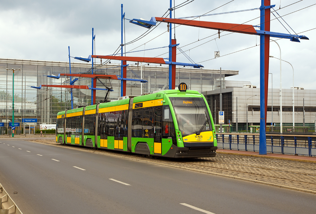 
Straenbahn Posen / Miejskie Przedsiębiorstwo Komunikacyjne w Poznaniu Sp. z o.o. (MPK Poznań Sp. z o.o.): Der Solaris Tramino Niederflur-Straenbahn-Gelenktriebwagen vom Typ S105p, MPK Triebwagen 542, als Line 10 nach Debiec, auf der most Dworcowy (Brcke Dworcowy) ber dem Hbf Posen (Poznań Głwny).

Tramino ist die Bezeichnung eines Niederflur-Straenbahn-Gelenktriebwagen-Typs des polnischen Herstellers von Omnibussen Solaris Bus & Coach. Der Solaris Tramino Poznań vom Typ S105p ist ein fnfteiliges niederfluriges Einrichtungsfahrzeug in Multigelenk-Bauweise. Die beiden Fahrzeugendteile und das Mittelteil ruhen jeweils auf  den Radstzen, das 2. Und 4. Fahrzeugteil sind als Snfte ein gehangen. An der in Fahrtrichtung gesehen rechten Seite sind insgesamt 6 Tren, 2 einfach (750 mm breit, vorne und hinten), sowie 4 doppelflgelige (1.500 mm breit). Fr die Straenbahn in Posen hat Solaris von 2011 bis 2012 insgesamt 45 dieser 100prozentigen-Niederflur-Gelenkwagen vom Typ Tramino S105p gebaut und geliefert.

Der Multigelenkwagen Tramino Poznań bietet hchsten Fahrkomfort und bercksichtigt unterschiedliche Bedrfnisse der Fahrgste. Mit der Verwendung klassischer Radstze und ohne jegliche Stufen im Eingang und Inneren ist der Boden auf der gesamten Lnge des Fahrzeuges niedrig. Durch diese Lsung ist die Straenbahn bequem und fr alle Fahrgste leicht zugnglich. Der Tramino Poznań ist 32 Meter lang und 2,4 Meter breit. Er wurde in Doppeltren mit einer Breite von 1.500 mm ausgestattet, was einen effektiven Fahrgastfluss sogar whrend der Spitzenverkehrszeit ermglicht. Die klimatisierte Straenbahn ist in 48 Sitzpltze ausgestattet und hat eine Kapazitt von 229 Passagieren.

Solaris hofft, zuknftig mit Straenbahnfahrzeugen den gleichen Umsatz wie mit Omnibussen erzielen zu knnen. Zwar sind die zu erwartenden Stckzahlen niedriger, dafr aber die Kosten pro Einheit hher. Hauptkonkurrent auf dem polnischen Markt ist das Unternehmen PESA in Bydgoszcz.


TECHNISCHE DATEN Solaris Tramino Typ S105p:
Nummerierung: MPK 515 bis 560
Gebaute Stck fr Posen: 45
Spurweite: 1.435 mm (Normalspur)
Achsfolge: Bo'2'Bo' (2 Triebfahrwerke, 1 Lauffahrwerk)
Anzahl der Wagenkastenteile: 5
Eigengewicht: 42,5 t
Gesamtlnge: 32.026 mm
Wagenkastenbreite: 2.400 mm, innen maximal 2.195 mm
Hhe ber gesenkten Stromabnehmer: 3.760 mm
Hchstgeschwindigkeit: 70 km/h (Konstruktiv 80 km/h)
Anzahl und Leistung der Fahrmotoren (asynchron): 4 x 105 kW = 420 kW 
Netzspannung: 600 V DC (+120 V,-200 V)
Raddurchmesser: 620 mm (neu) /	540 mm (abgenutzt)
Kleinster befahrbarer Kurvenradius: 18 m
Fubodenhhe ber Schienenoberkante: 350 mm
Niederfluranteil:100%
Sitzpltze: 48 (+5 Klappsitze)
Stehpltze:	181 (5 Personen/m) 
Anzahl der Rollstuhlpltze:  2
Klimaanlage: Fahrerkabine und Fahrgastraum
vorgesehene Fahrzeuglebensdauer: 30 Jahre
Anzahl Einfachtren (Breite 750 mm): 2
Anzahl Doppeltren (Breite 1.500 mm): 4
