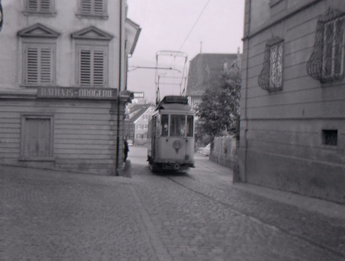 Strassenbahn Schwyz-Brunnen, Motorwagen 1 fhrt in Schwyz ein, Herbst 1963. 