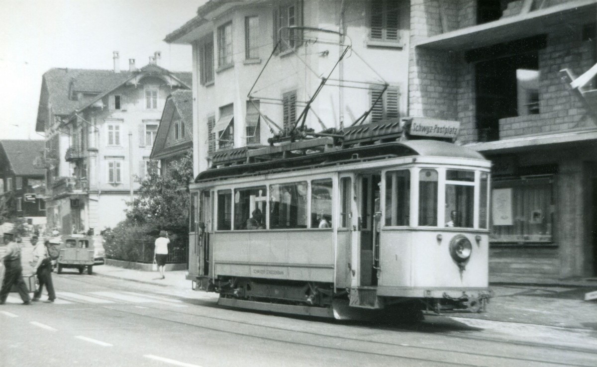 Strassenbahn Schwyz-Brunnen, Motorwagen 1 in Seewen (beim SBB-Bahnhof). 6.August 1963. 