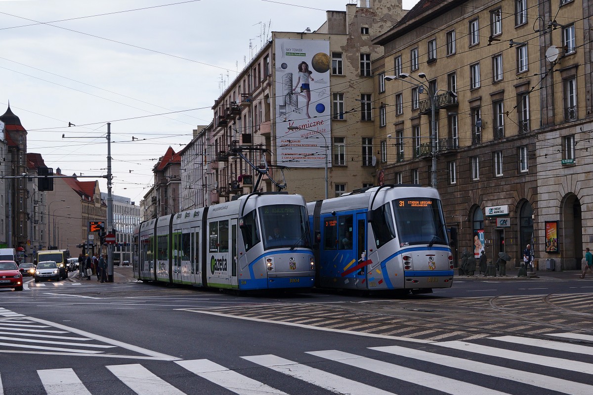 STRASSENBAHNBETRIEBE IN POLEN
Strassenbahn BRESLAU
Niederflurgelenkwagen Nr. 3004 und Nr. 3113 des Typs Skoda 16T anlässlich einer Begegnung aufgenommen am 18. August 2014 
Foto: Walter Ruetsch