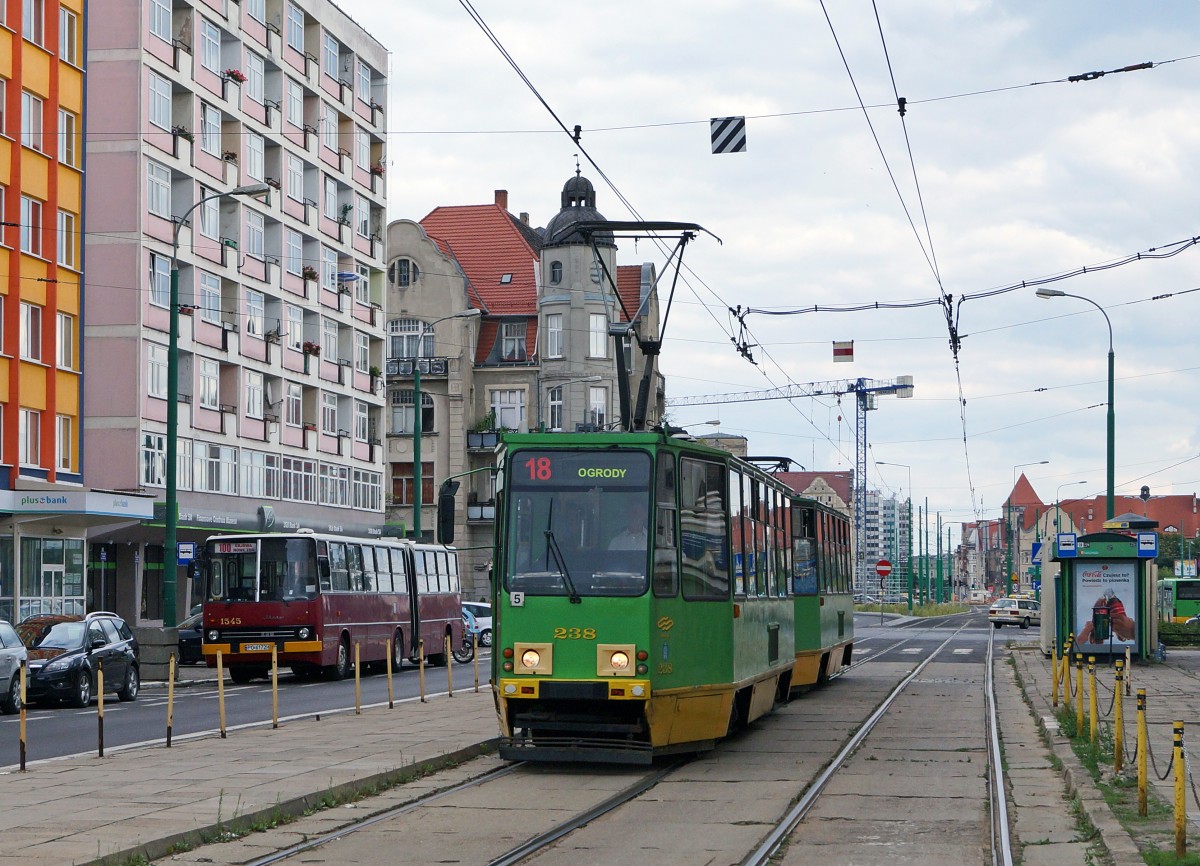 STRASSENBAHNBETRIEBE IN POLEN
Strassenbahn POSEN
Trotz der Inbetriebnahme von neuen Niederflurgelenkwagen bilden auch heute noch immer die alten polnischen Triebwagen aus dem Hause Konstal das Rckgrat der meisten Strassenbahnbetriebe. 
Motorwagen 238 des Typs Konstal 105Na in Doppeltraktion anlsslich einer Begegnung mit einem Ikarusgelenkbus der Linie 100, aufgenommen am 17. August 2014.  
Foto: Walter Ruetsch