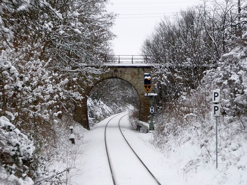 Stra�enbr�cke zwischen Naumburg Hbf und Naumburg Ost am 15.01.2010. (Foto: Ralf Kuke)