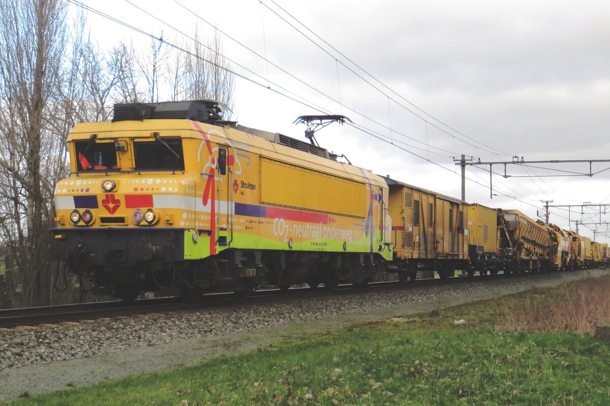 Strukton 1740 schleppt ein Bahnbauzug durch Niftrik am 6 Februari 2023.