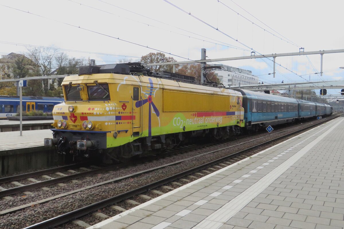 Strukton 1756 schleppt der Dinner Train (ein fahrendes Bahnrestaurant mit Sozialdistanzen mitten in COVID-19 Zeiten) am 13 November 2021 in Arnhem Centraal. In Schlepp hangt am anderen Ende des Zugers ex-NS, ex-Bentheimer Eisenbahn 1835, heutigen Nummer 102001.