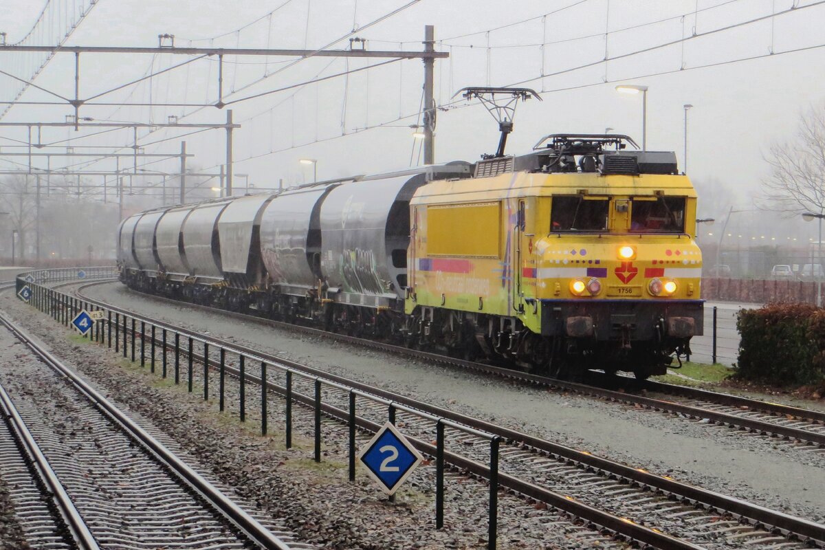 Strukton 1756 steht mit ein Getreidezug in Oss und Regen am 29 Dezember 2021.