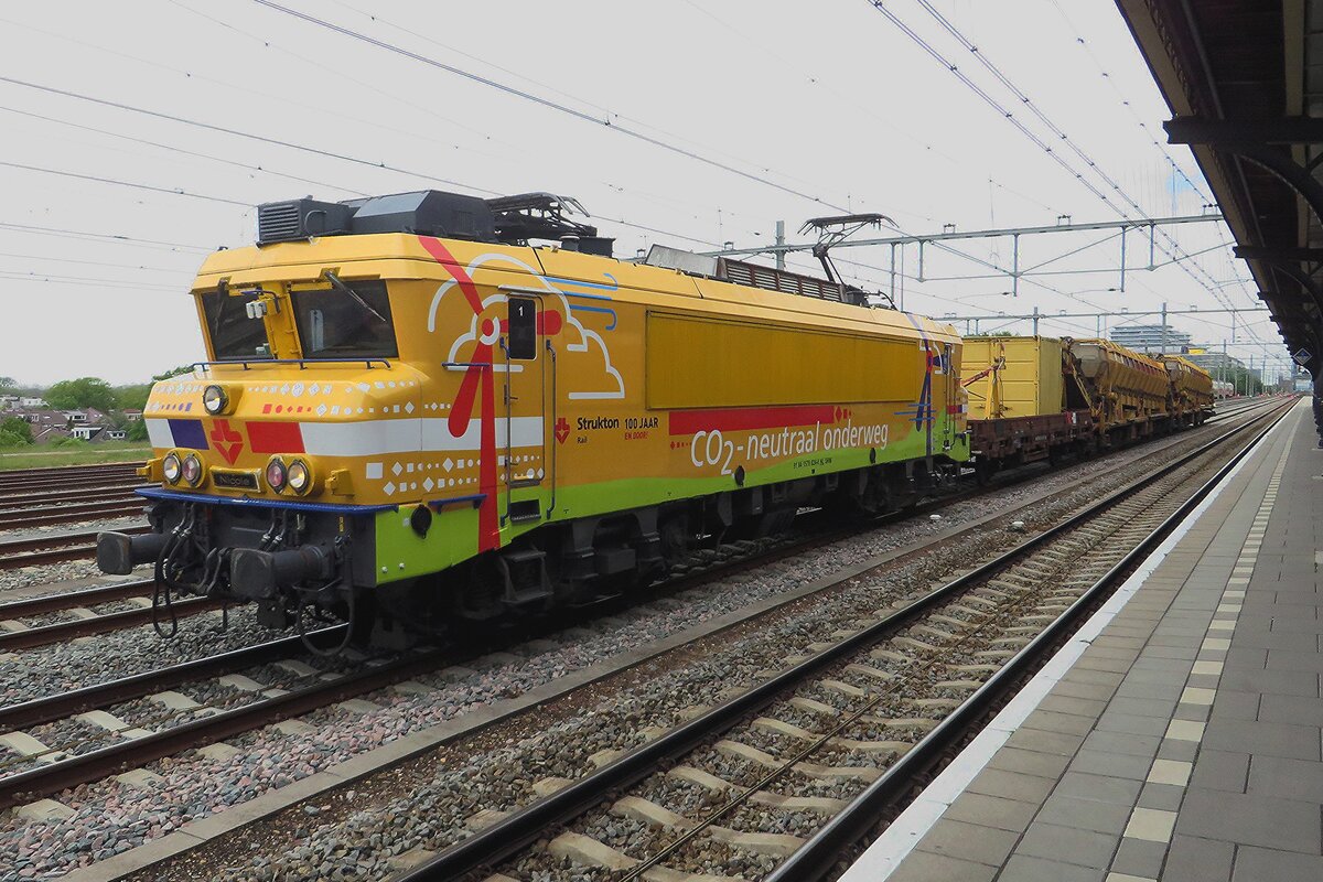 Strukton 1824 steht am grauen 20 Mai 2021 in Nijmegen.