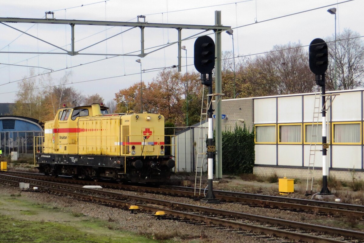 Strukton 303003/2284 303 lauft am 25 November 2020 um in Blerick.