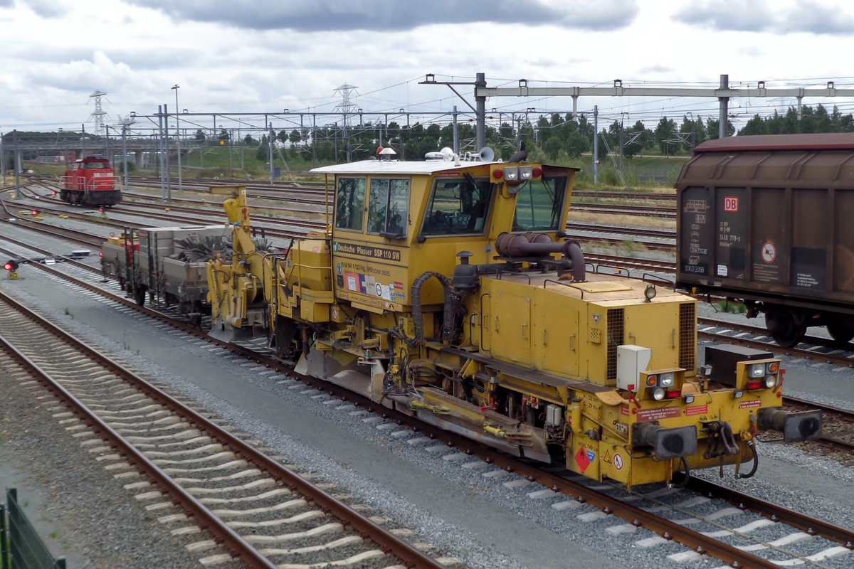 Strukton 941 0522 steht am 24 Augustus 2018 in Lage Zwaluwe.