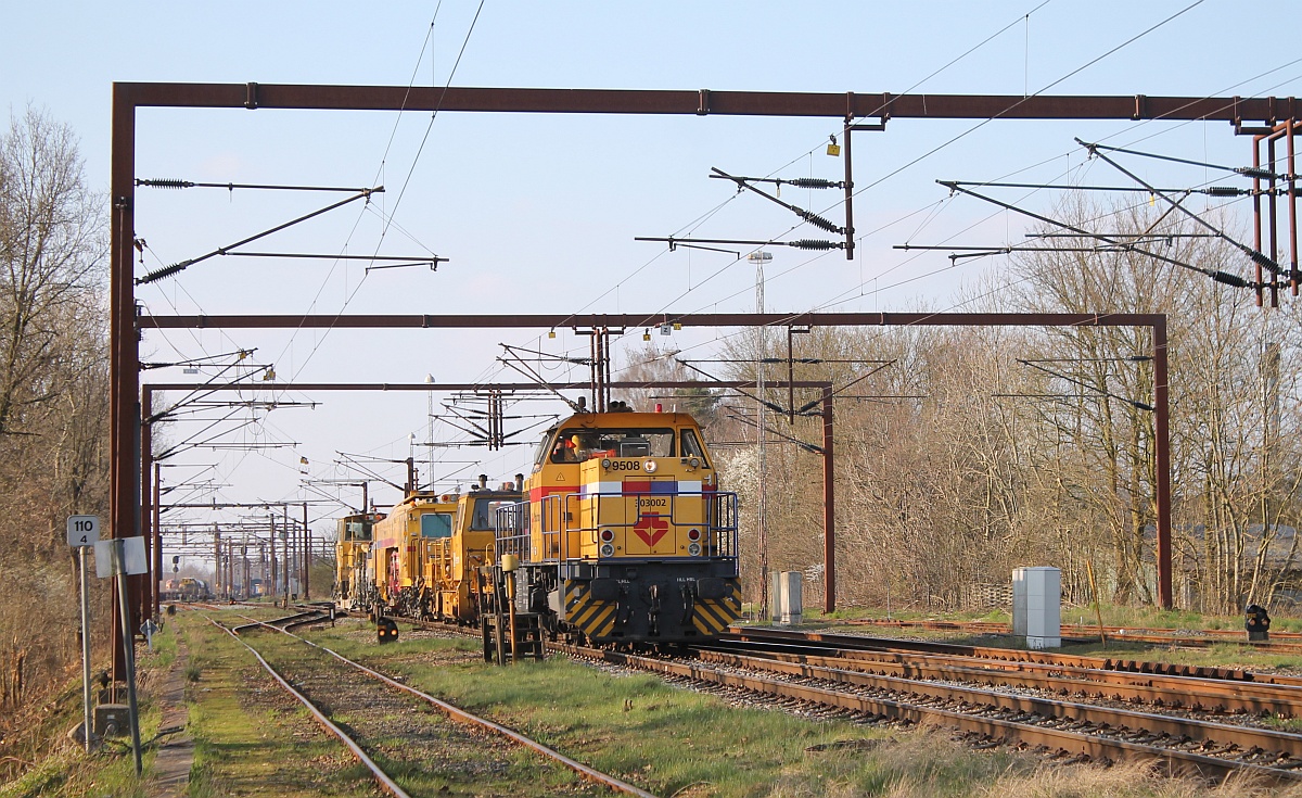 Strukton 9508/303002(92 84 2275 302-2 NL-SRM)  Willy  rangiert hier mit Baufahrzeugen(u.a Strukton CSM 5 9984 9420 525-0 P&T 09/3x) im Grenzbahnhof Padborg/DK. 03.04.2017