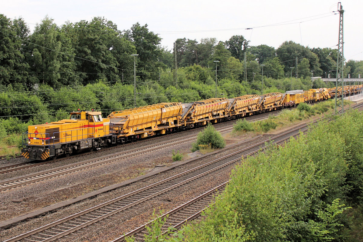 Strukton  Danique  275 308-9 mit einen langen Bauzug am 10.07.2016 in Tostedt. 