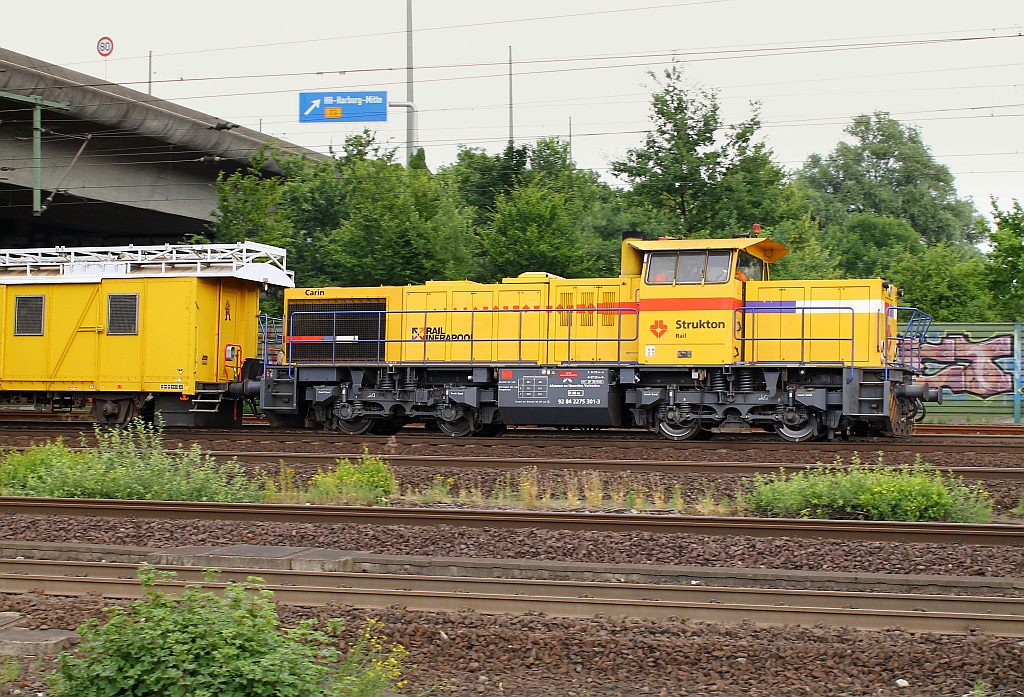 Strukton Rail  Carin  275 301-3 dieselt hier mit einem Bauzug durch Hamburg Harburg. 14.07.2013