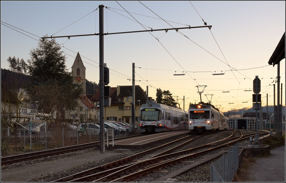 Suhrentalbahn an der Endstation in Schöftland, Triebzüge zweier Generationen warten auf die Abfahrt. Dezember 2016.