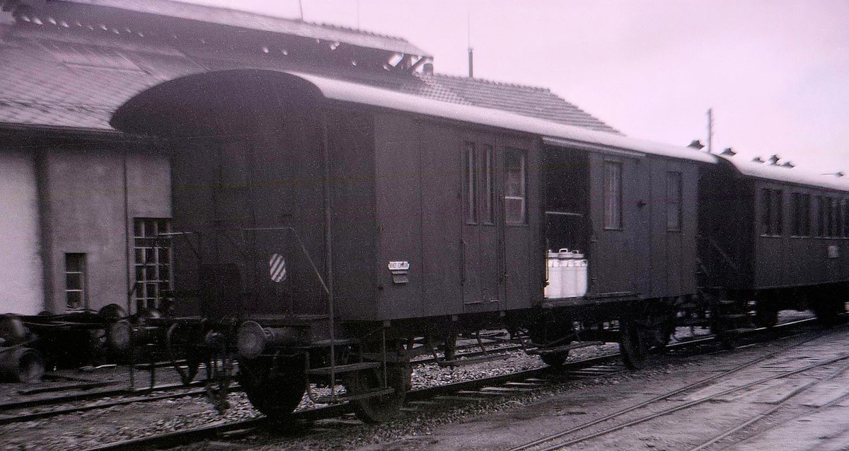 Sursee Triengen Bahn (Regelbetrieb): Der Gepäckwagen mit seinen Milchkannen. Auch der Briefkasten am Wagen ist gut sichtbar und deutlich angeschrieben. Triengen, 21.März 1965. 